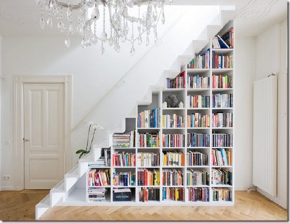 Книжный стеллаж под лестницей