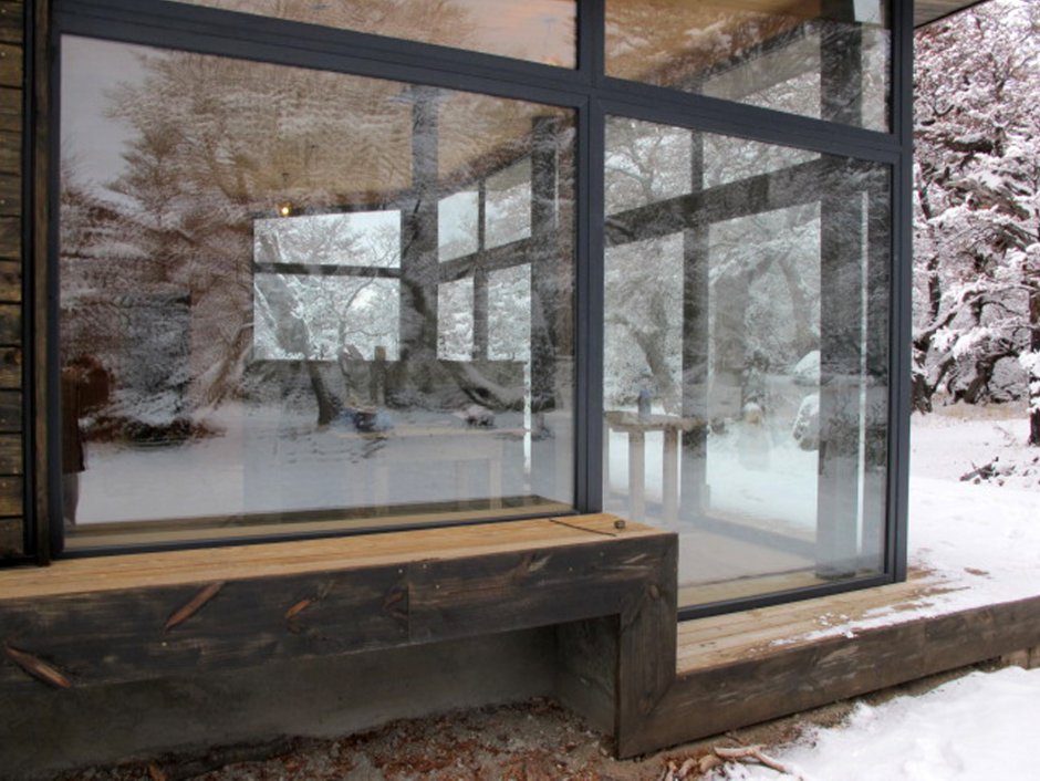 Дом с панорамными окнами зимой