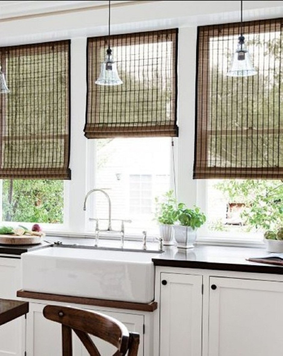 Бамбуковые шторы в интерьере кухни