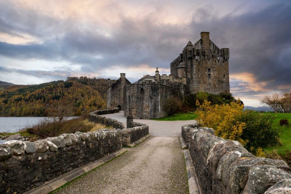 Отель. Старая крепость. Осенняя Шотландия.