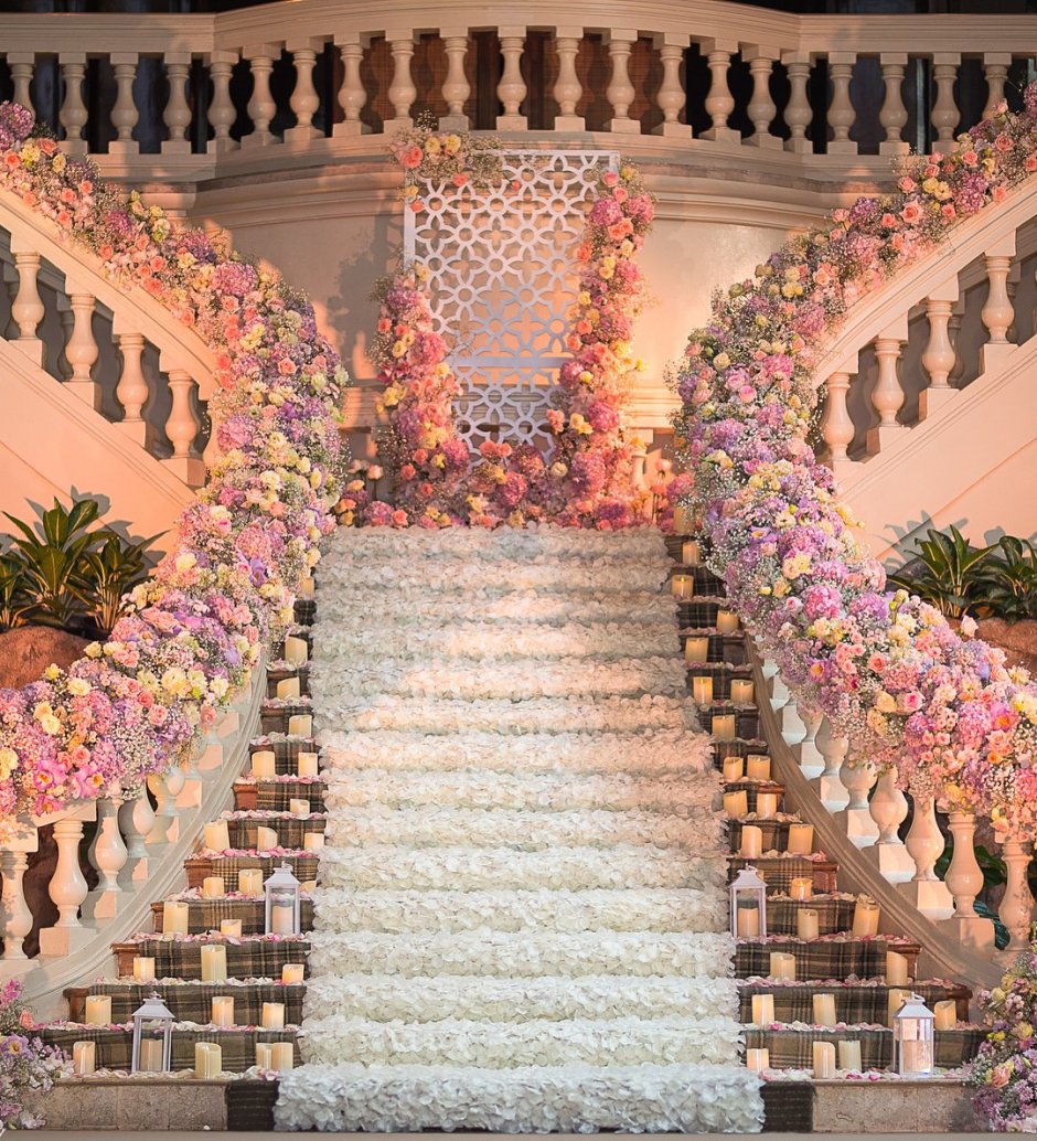 Лестница декорированная цветами