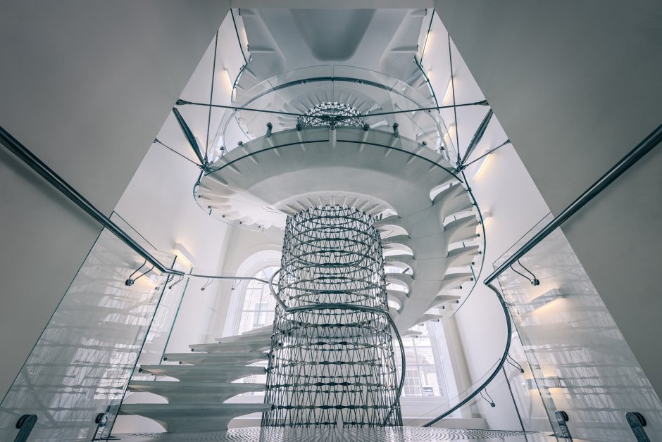Винтовая лестница в здании