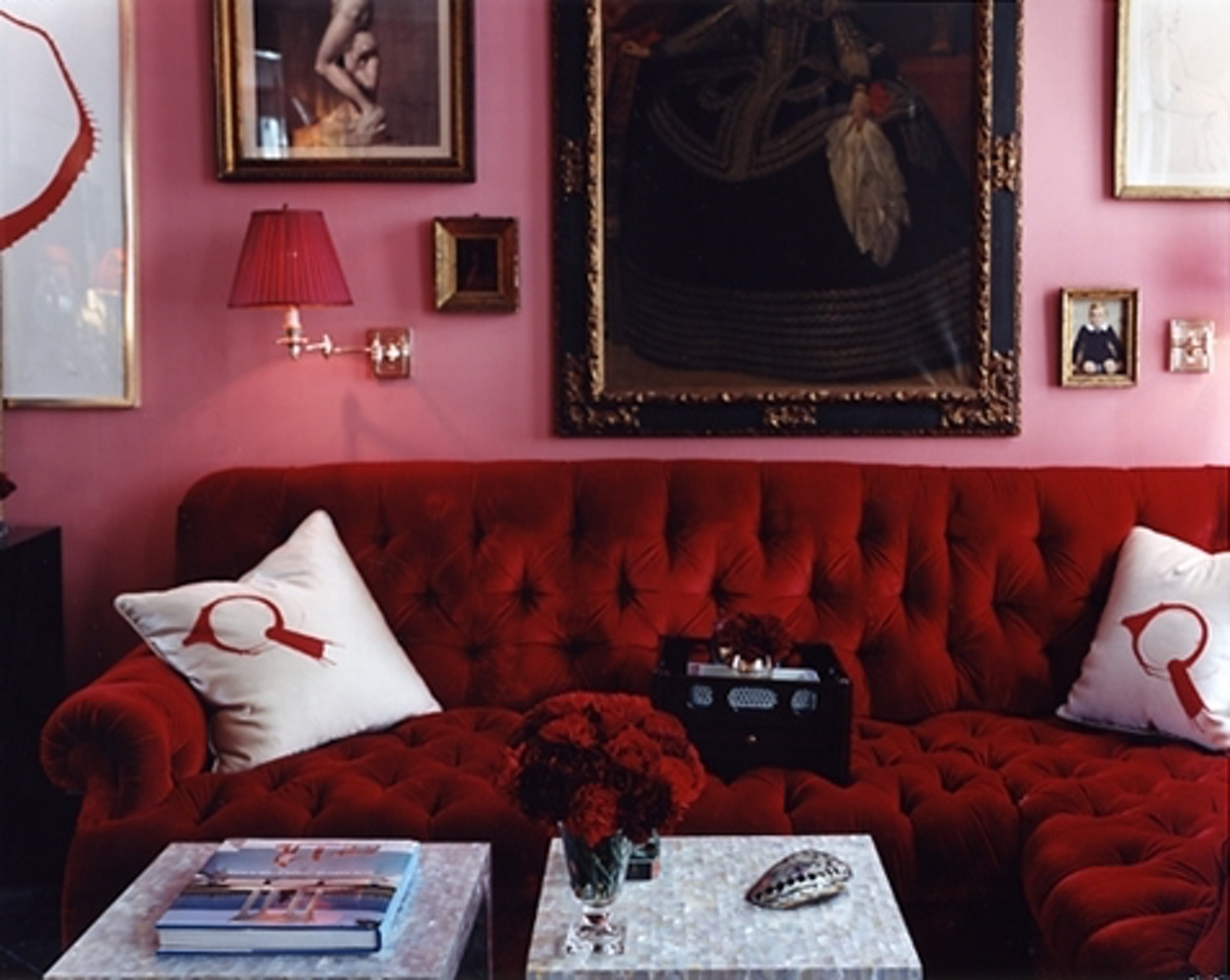 Красно розовый диван в интерьере