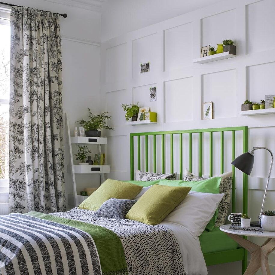 Серо-зеленый интерьер спальни