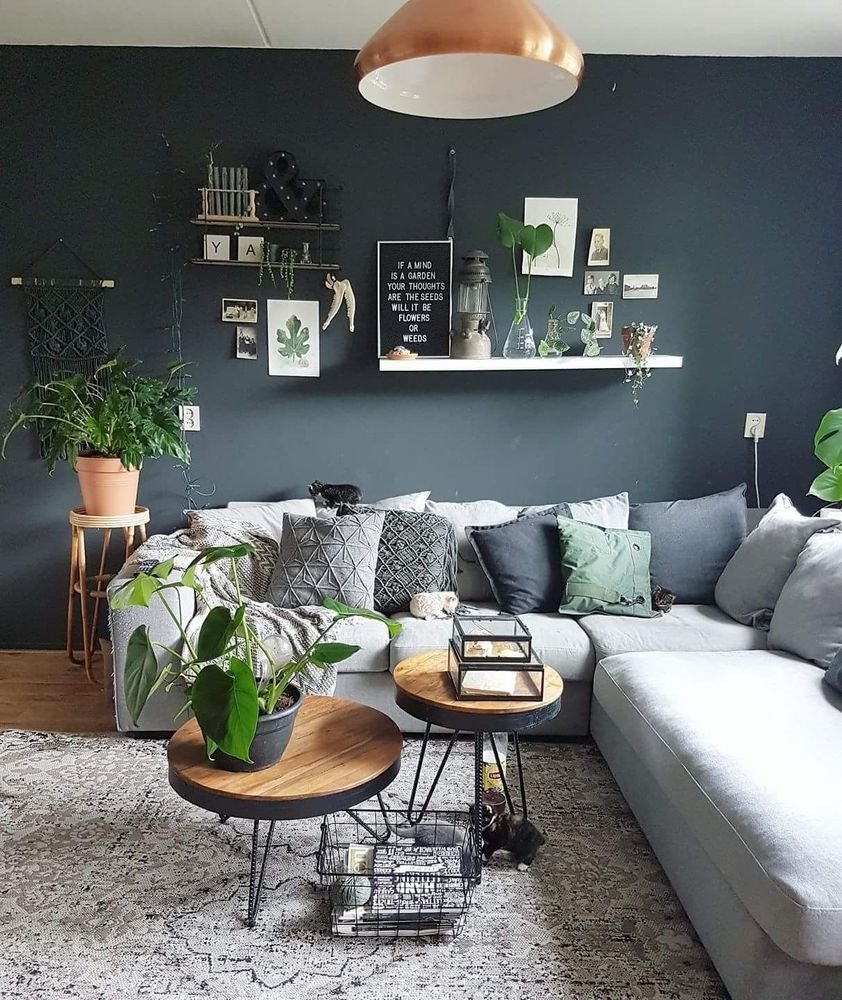 Серые стены зеленый диван