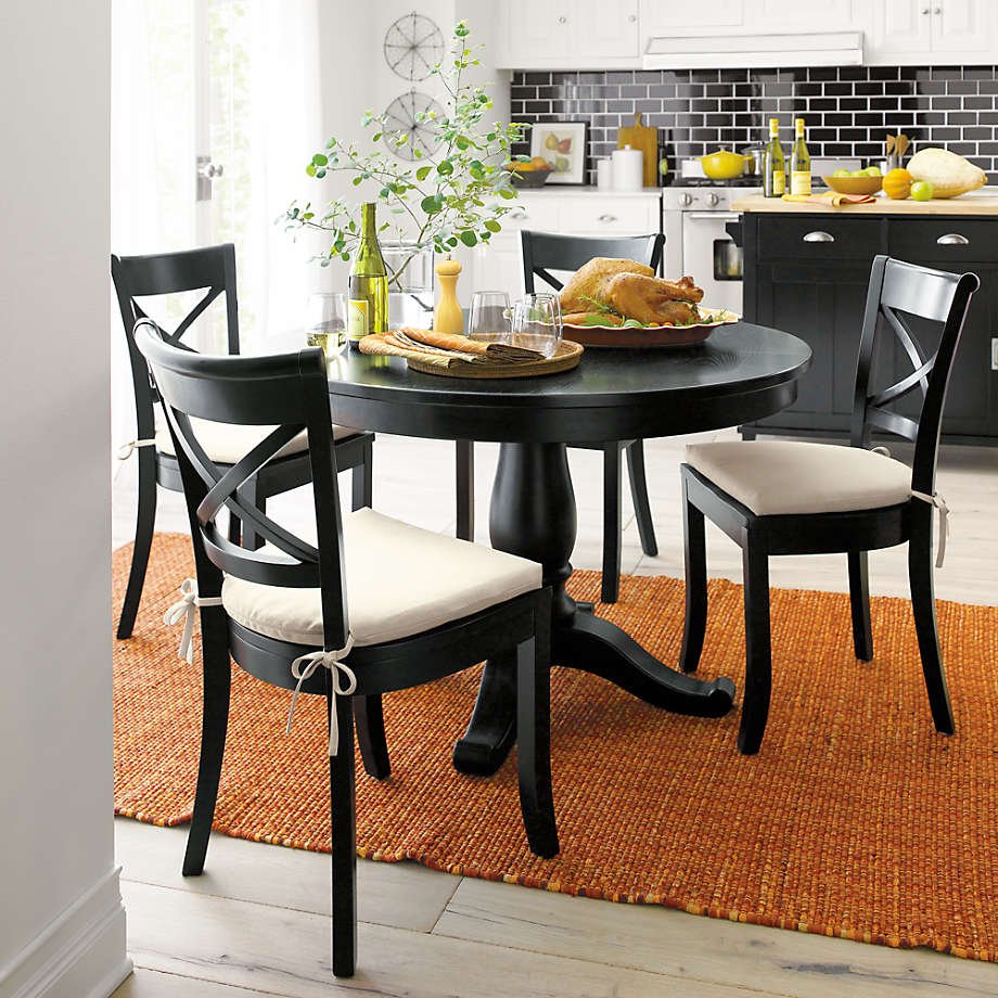 Черные стулья для кухни в интерьере