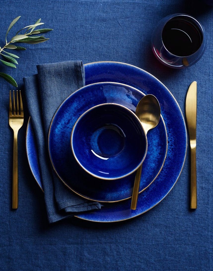 Сервировка стола синяя посуда