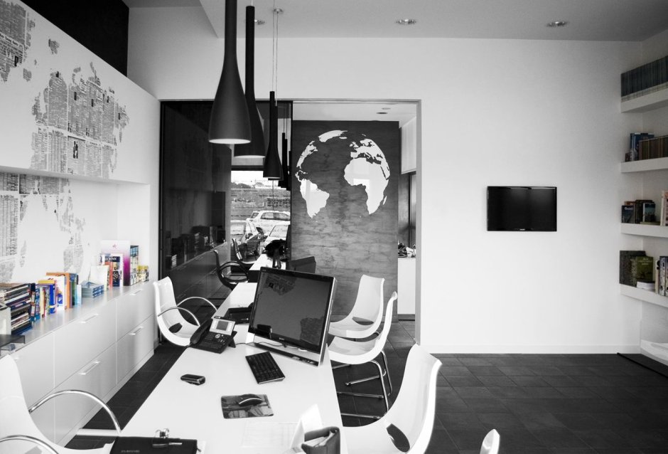 Офис в черно белом стиле