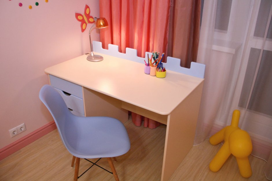 Розовый стул для письменного стола