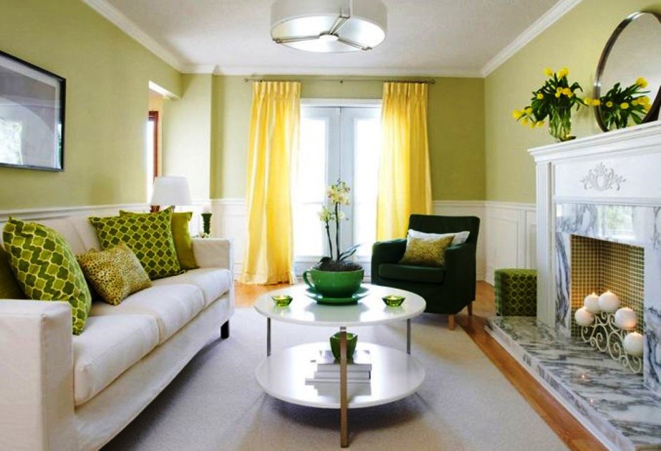Желтый диван и зеленые стены