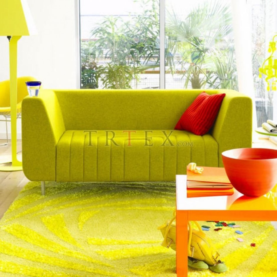Разноцветный диван в интерьере