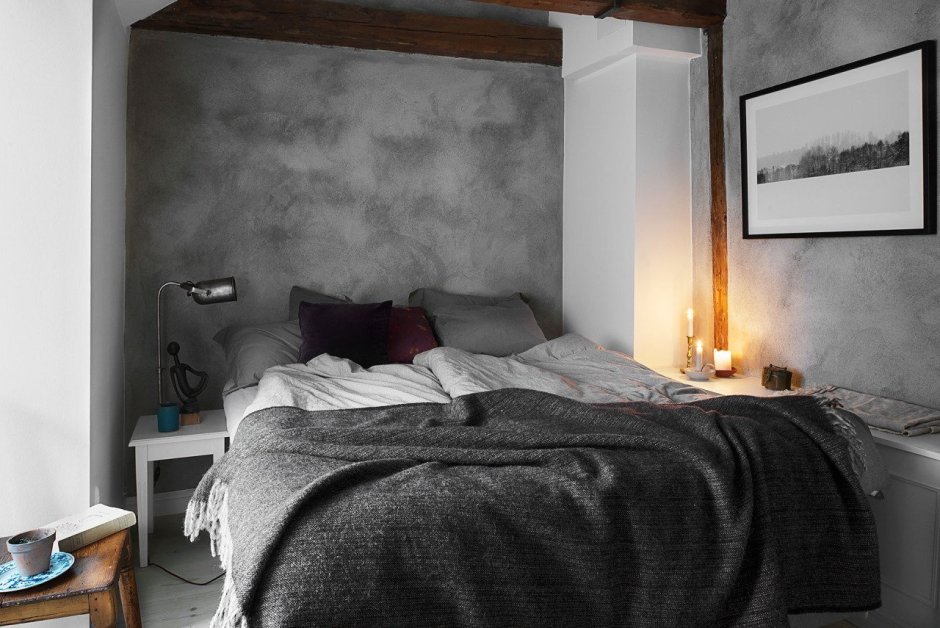 Спальня с бетонными стенами