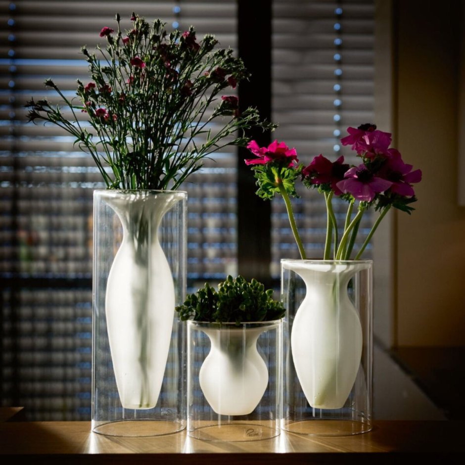 Классическая напольная ваза в интерьере