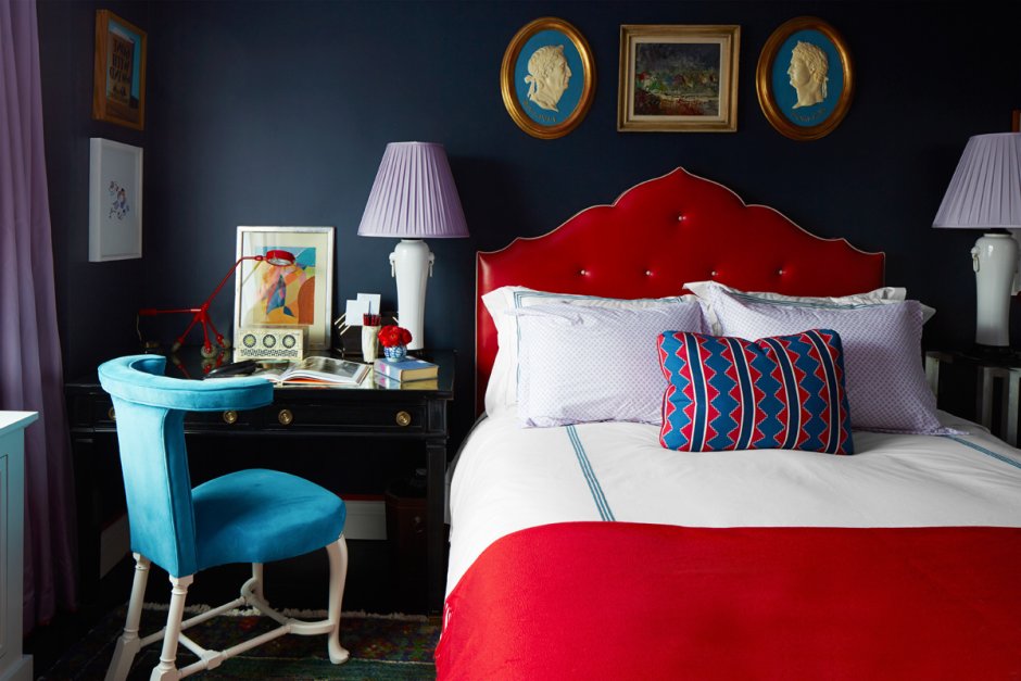 Сине красная спальня