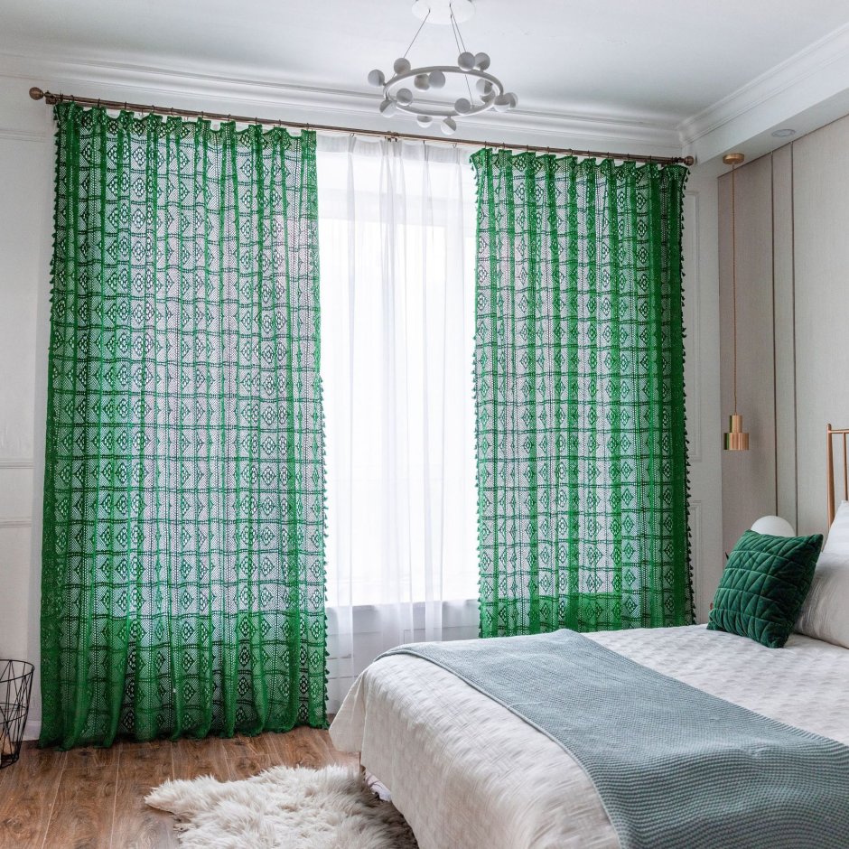 Белая спальня с зелеными шторами
