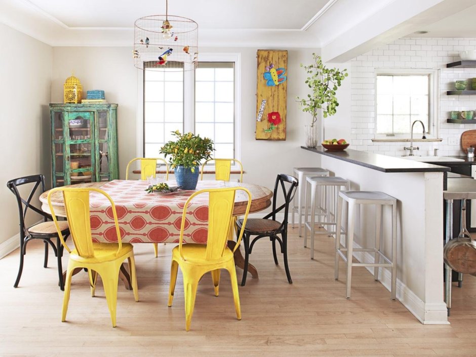 Дизайн белая кухня и желтые стулья и текстиль