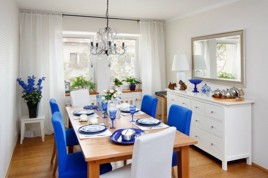 Кухня гостиная с синими стульями простая