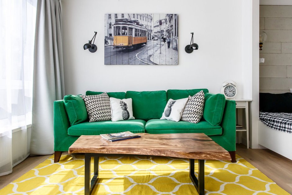 Гостиная в скандинавском стиле с зеленым диваном