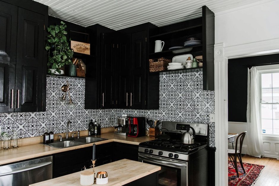 Темные стены на кухне