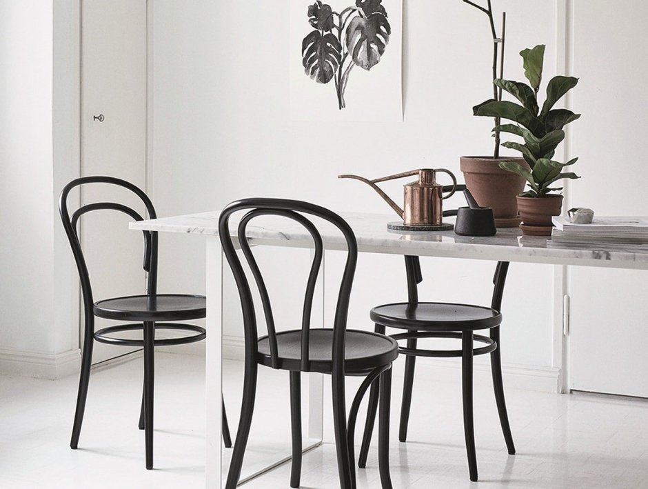 Стол и стулья для кухни в скандинавском стиле