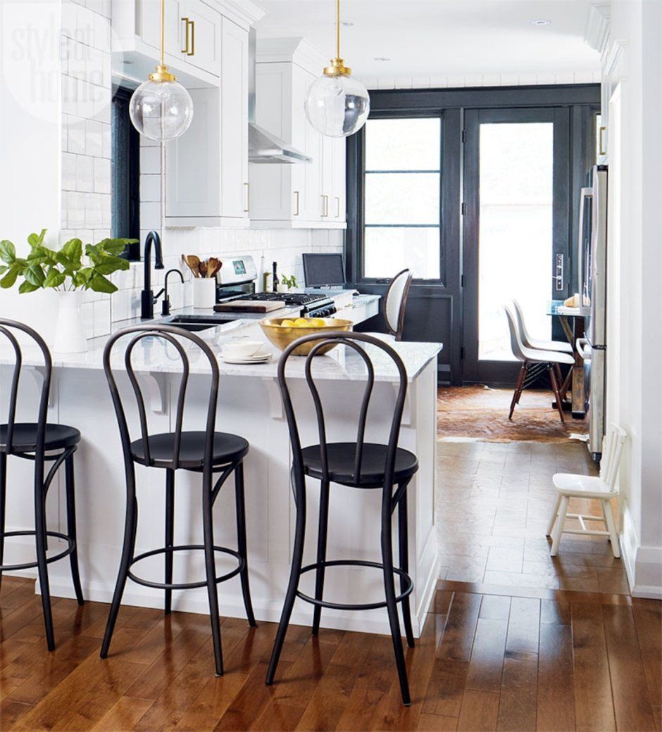 Черные стулья для кухни в интерьере