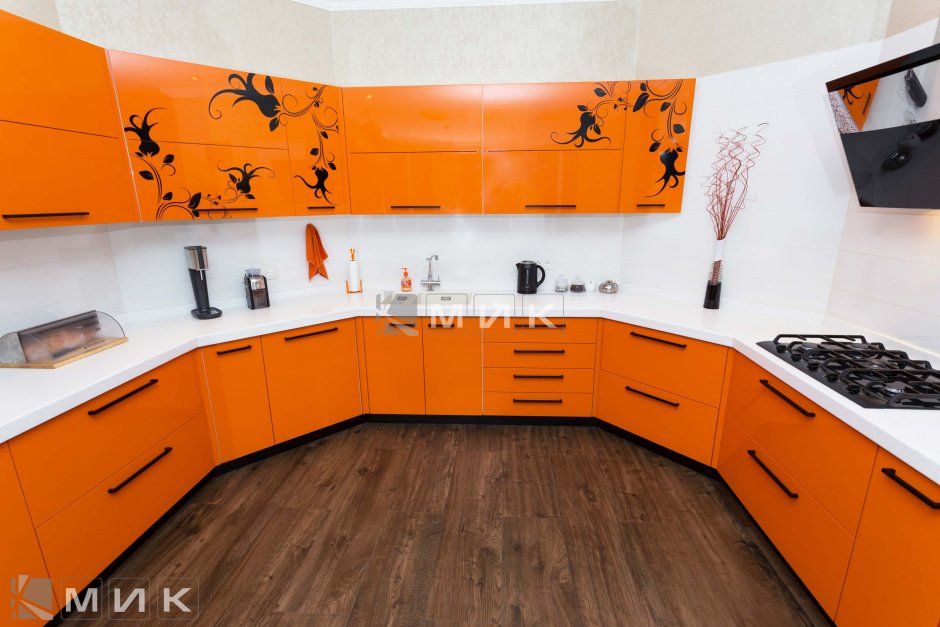 Кухонный гарнитур под оранжевые стены