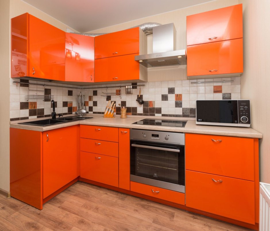 Маленькая кухня в оранжевом цвете