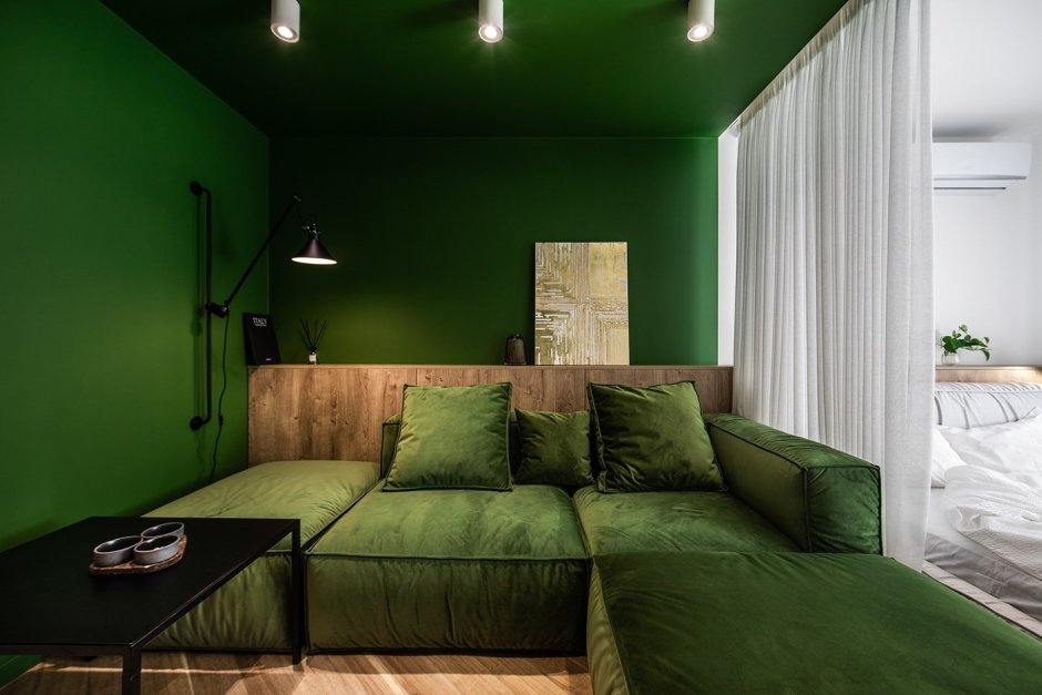Зелено серая спальня