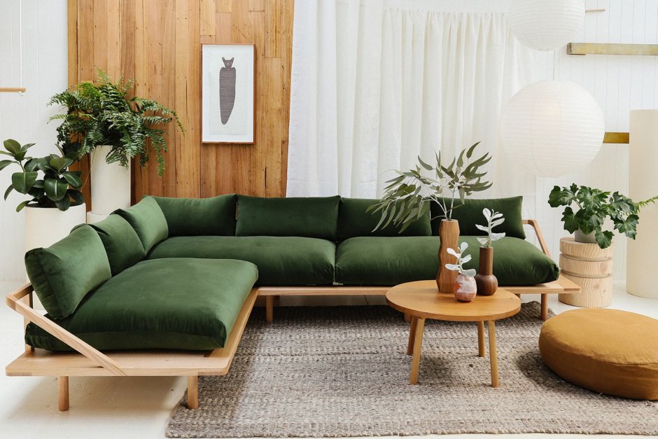 Зеленый диван в деревянном доме