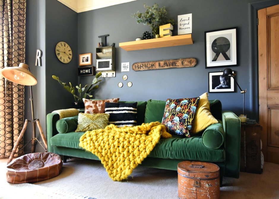 Зеленый диванный уголок в желтом интерьере гостиной