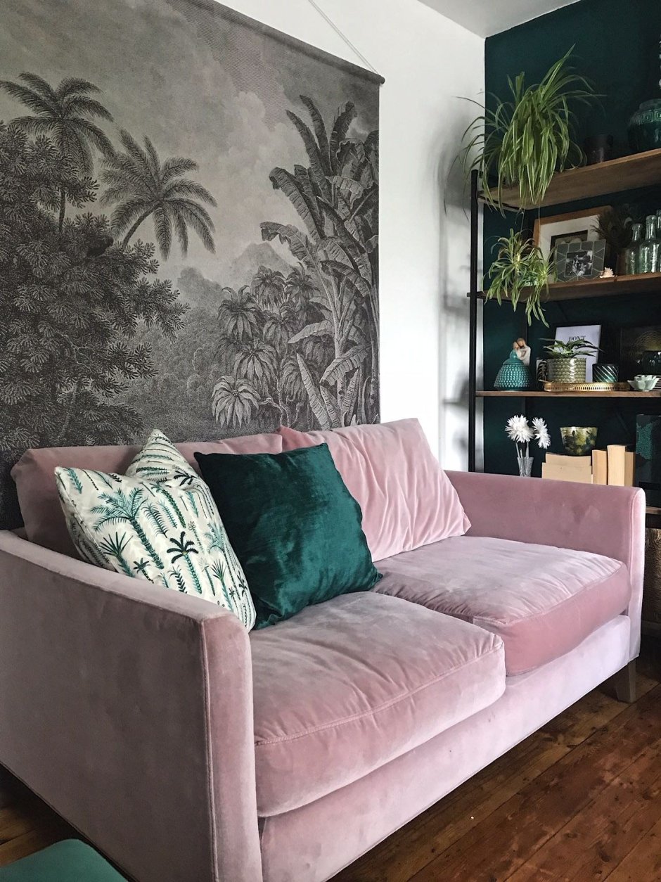 Зелено розовый диван