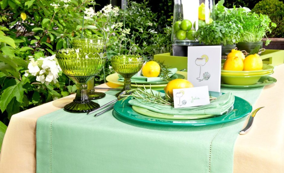Сервировка стола на Пасху в зеленых тонах