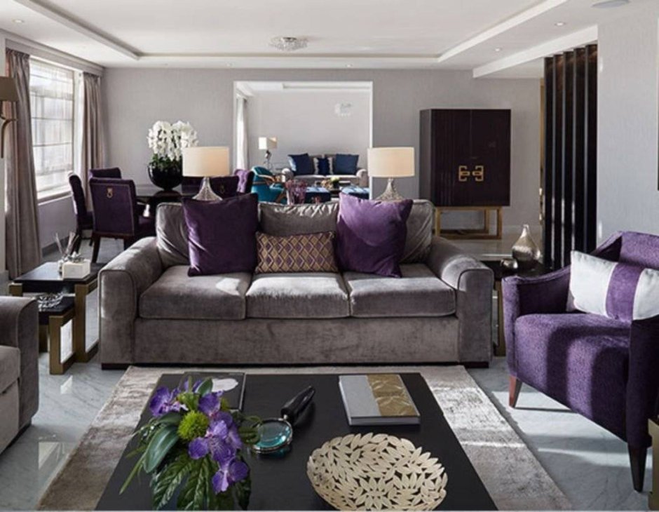 Фиолетовый диван в гостиной