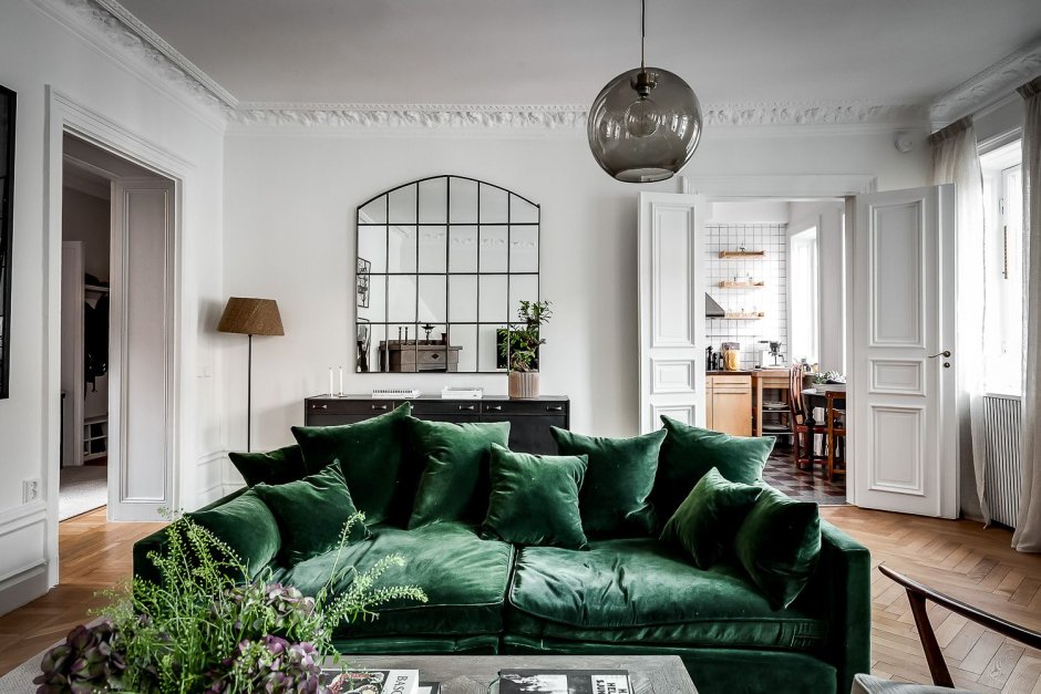 Гостиная с зеленым бархатным диваном