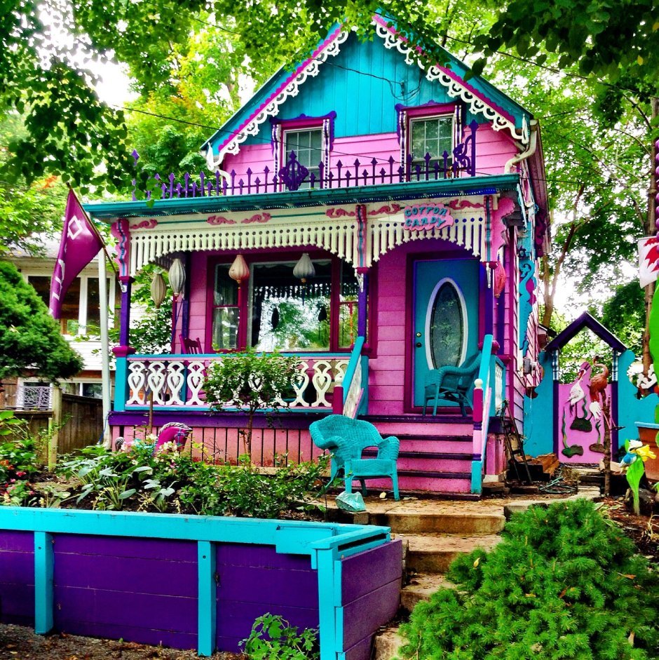 Разноцветный дачный домик
