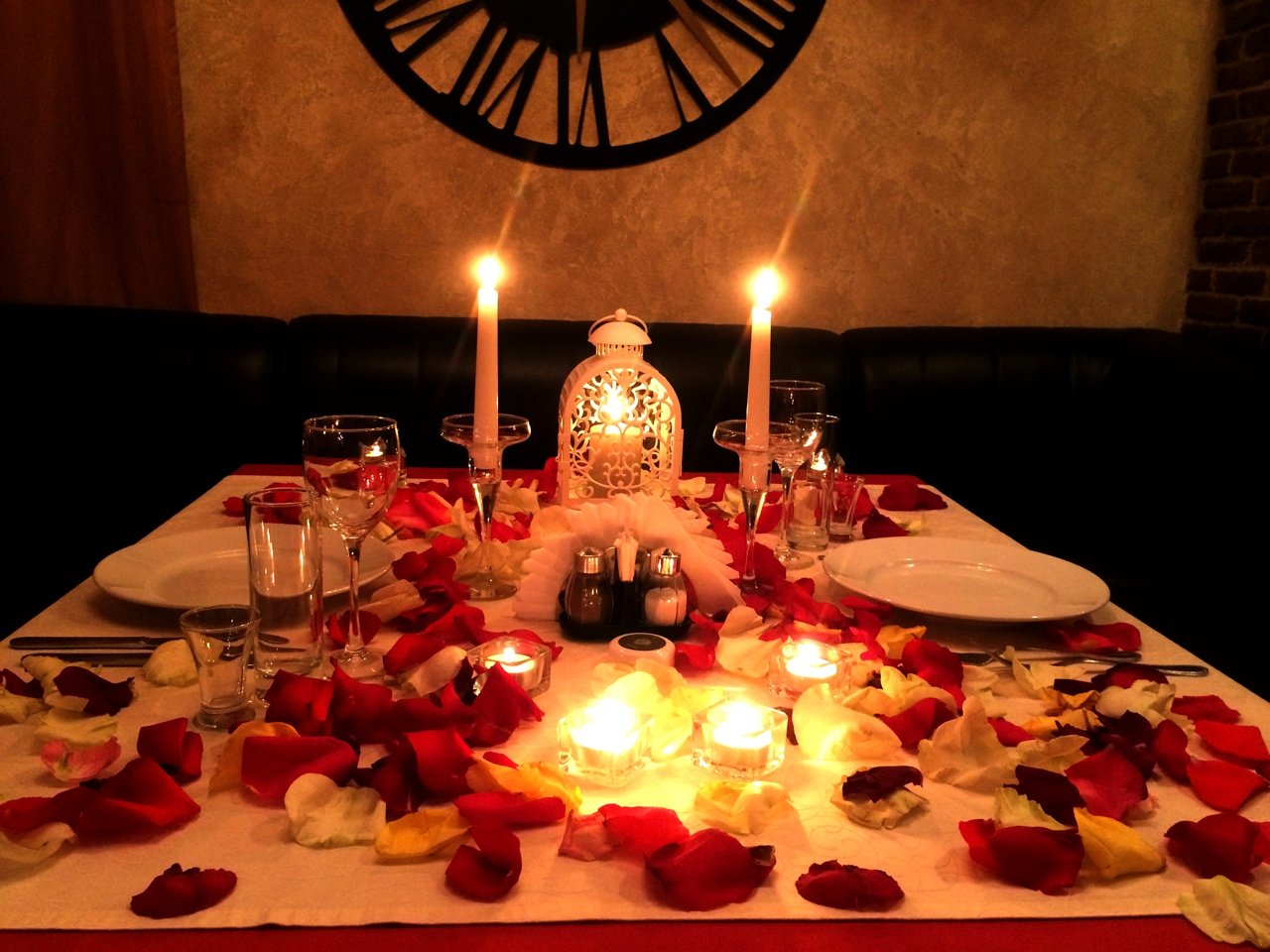 Ужин на полу. Стол для романтического ужина. Украшение стола для романтического ужина. Романтический стол для двоих. Столик для романтического ужина.