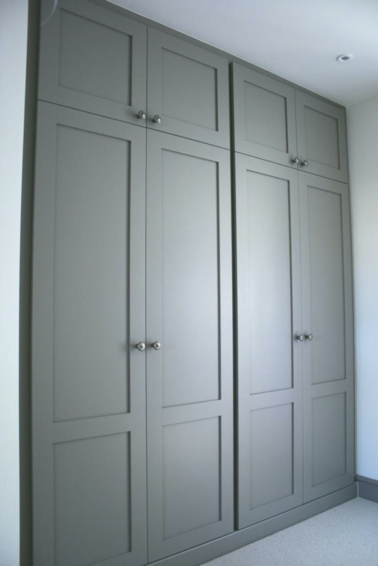 Встроенный шкаф с распашными дверцами
