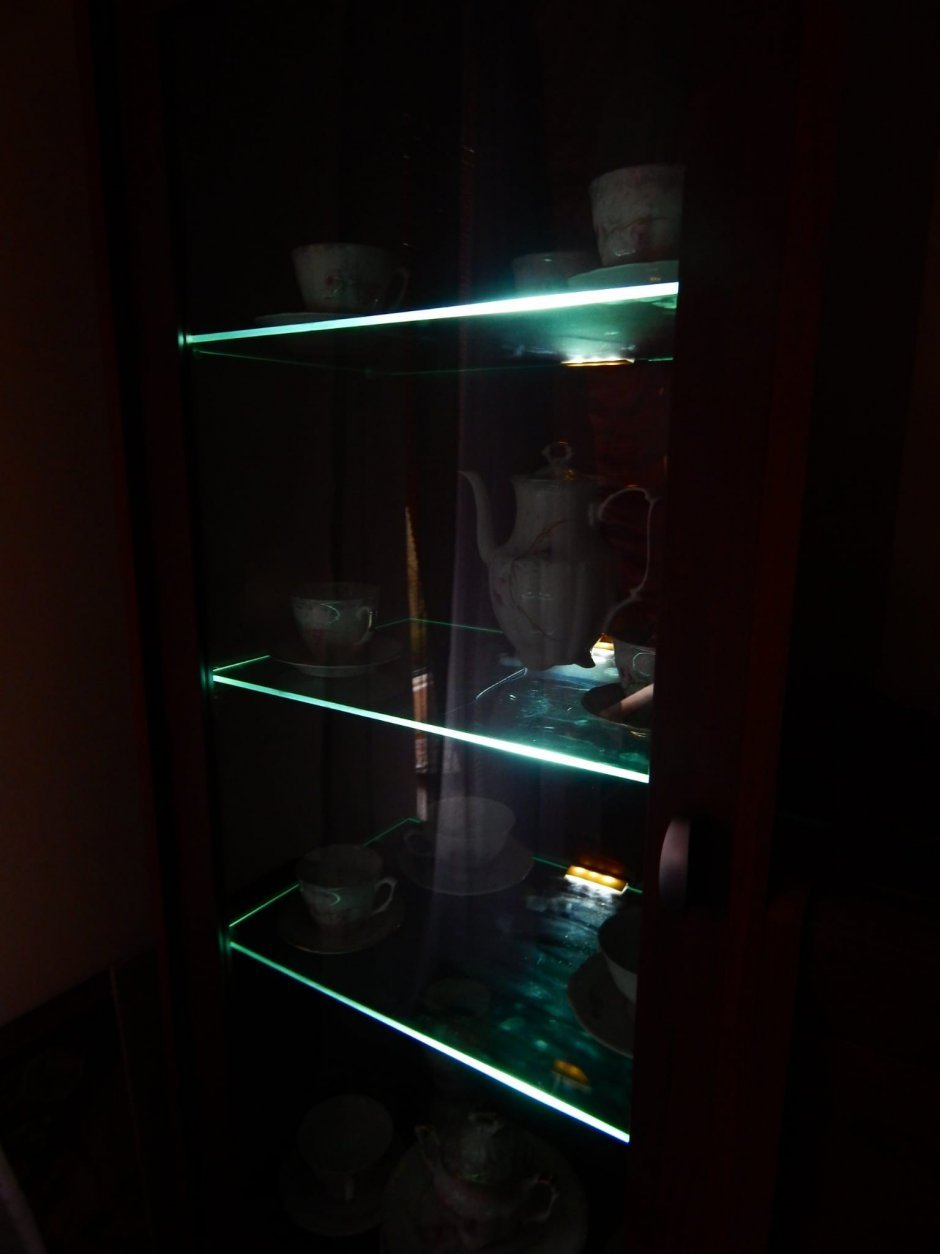 Подсветка стеклянных полок в шкафу