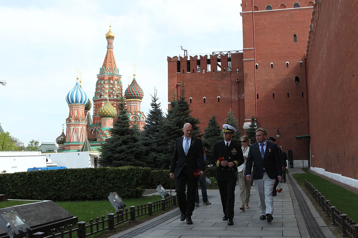 Стены Кремля. У кремлевской стены. Прогулки у стен Кремля. Военные в Кремле.