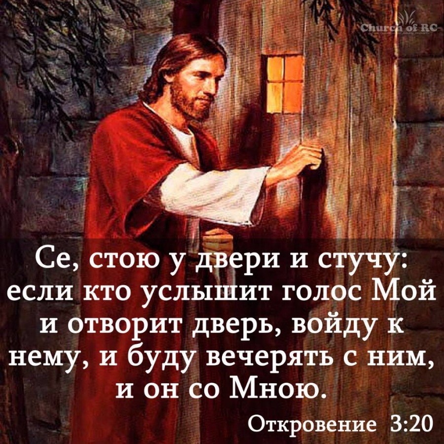 Человек заглядывает в дверь