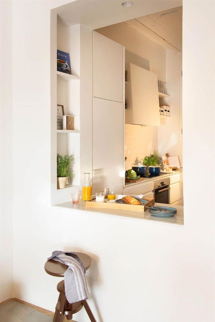 Раздаточное окно между кухней и комнатой