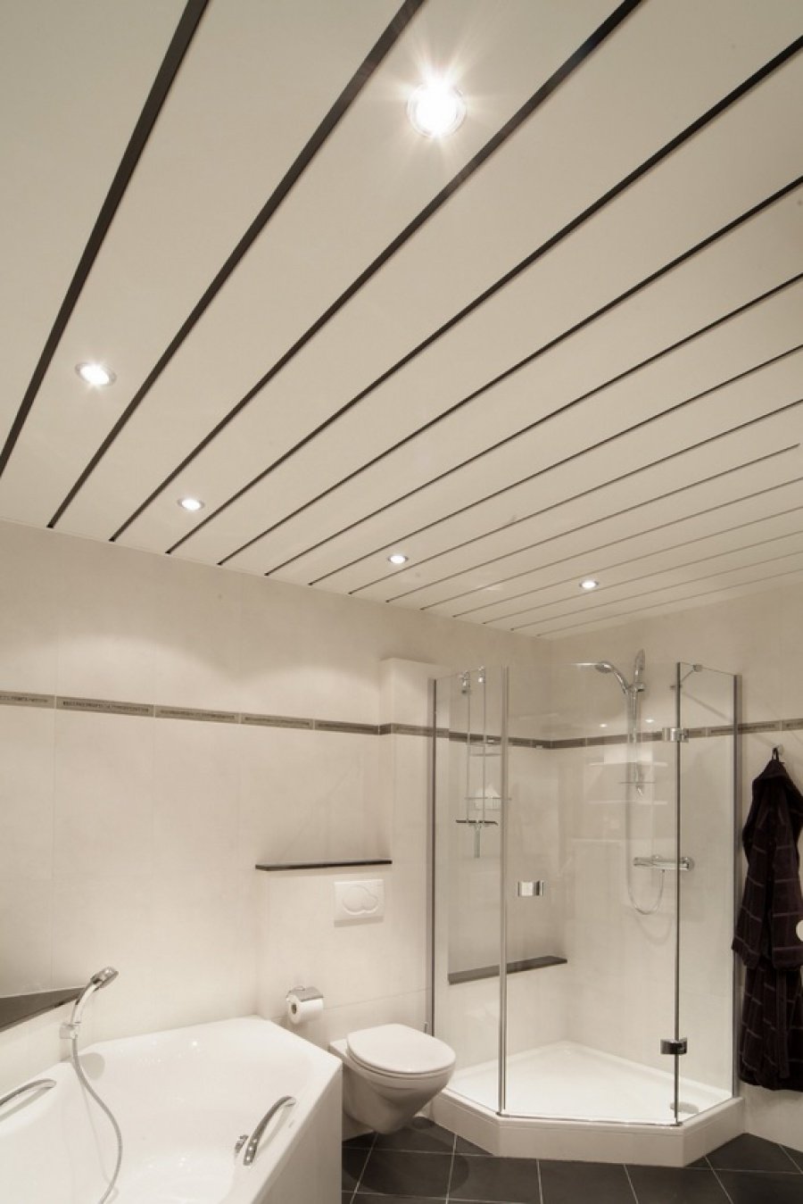 Дизайнерские потолки в ванной комнате