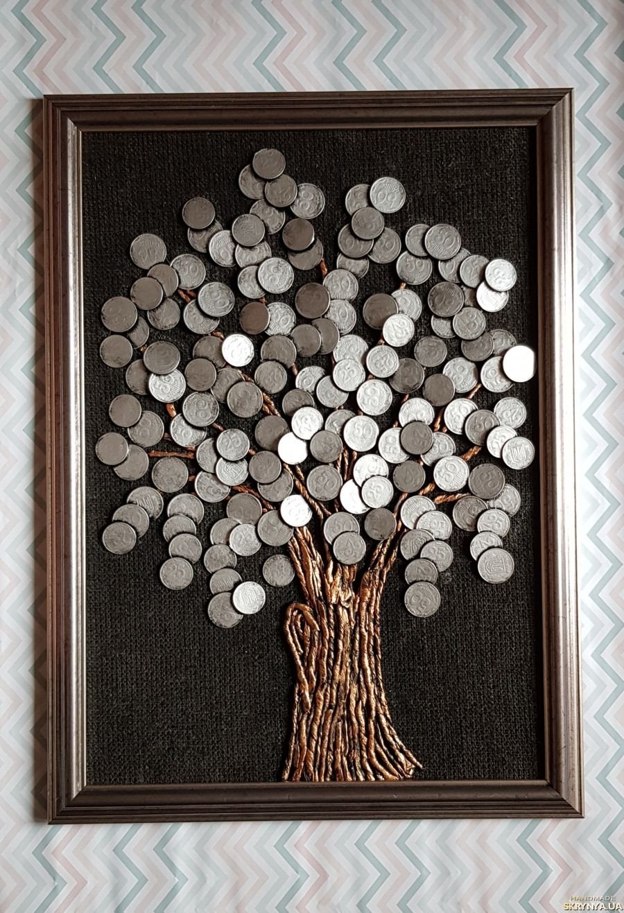 Дерево из монет на картоне