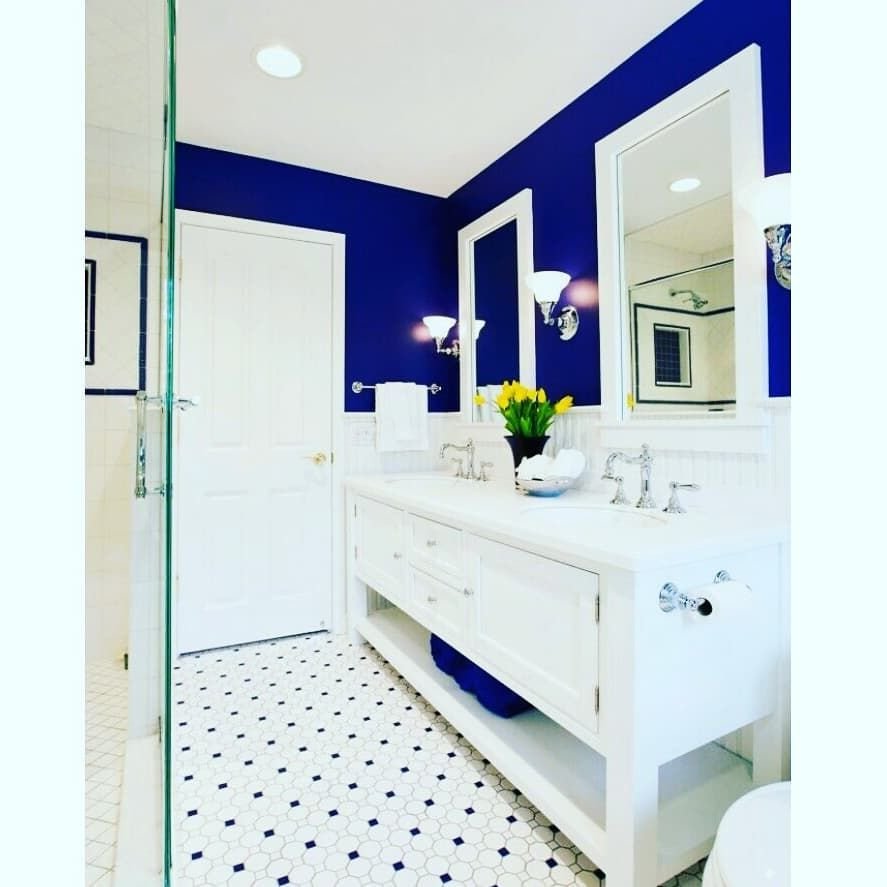 Ванная комната с синим полом