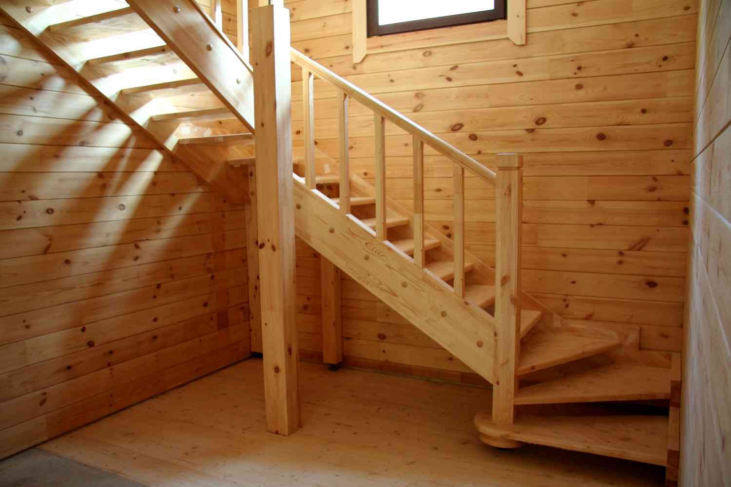 Построить лестницу своими руками. Лестница лс 215м. Дачная лестница на второй этаж. Простая деревянная лестница. Лестница деревянная для дачи.
