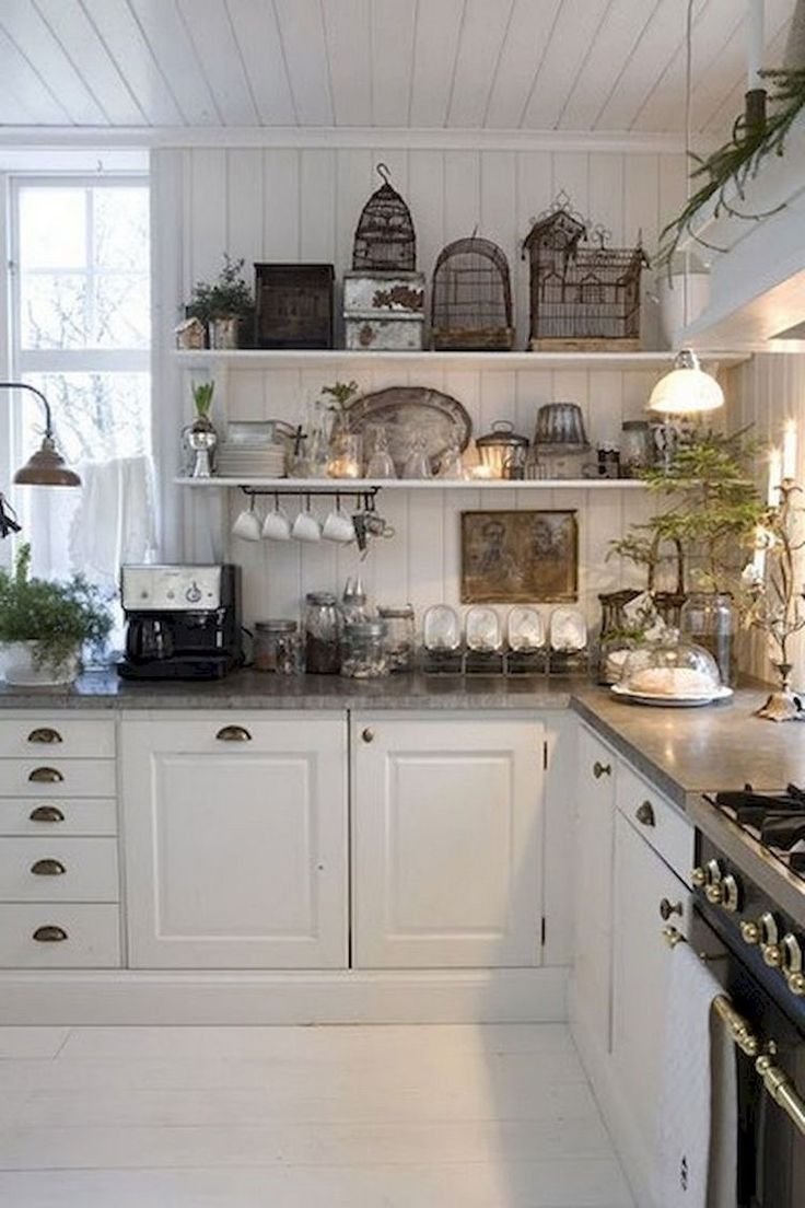 Белая кухня в стиле Кантри