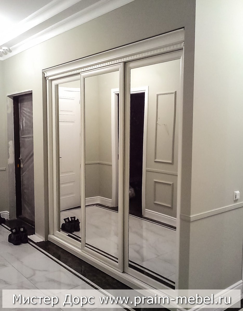 Встроенный шкаф с багетом