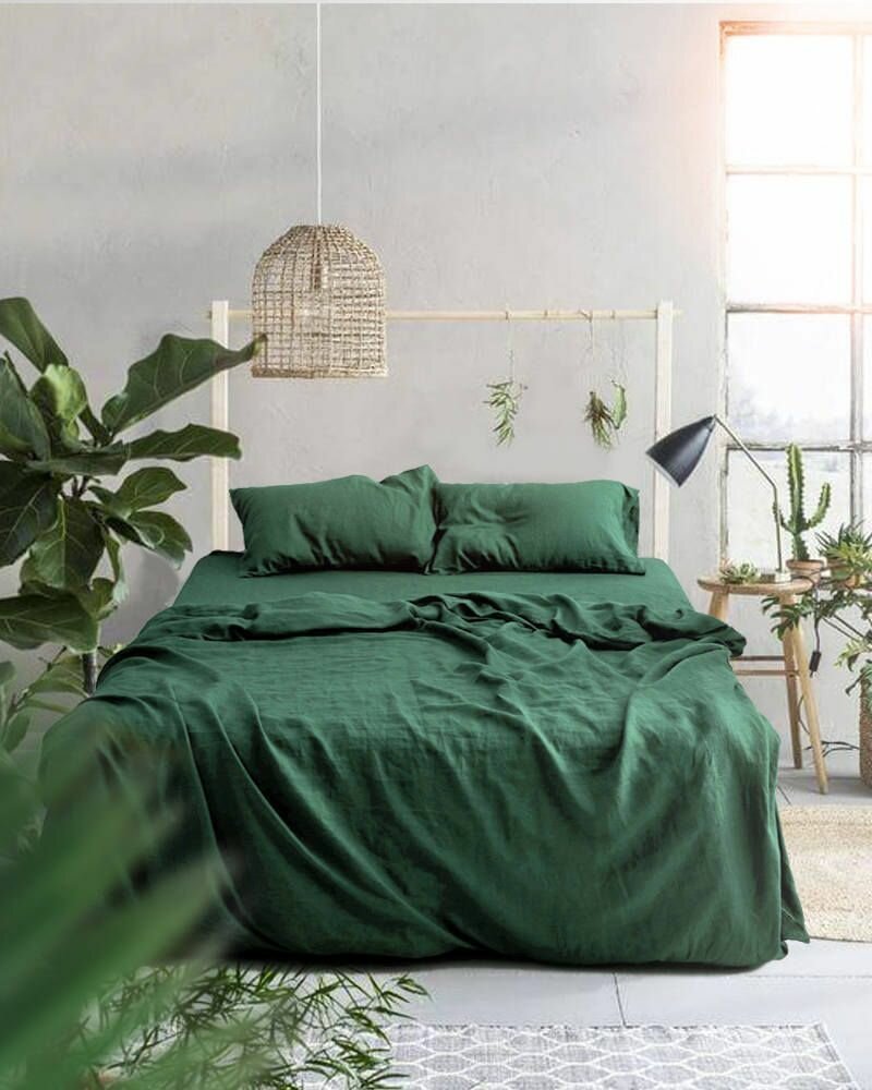 Кровать темно зеленого цвета