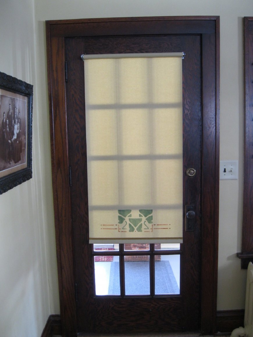 Шторка на дверь со стеклом