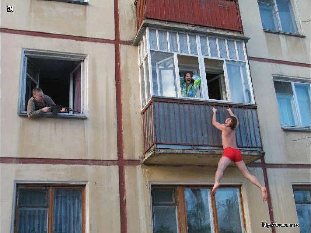 Поймала за подглядыванием. Прикольный балкон. Девушка на балконе. Загорает в окне.